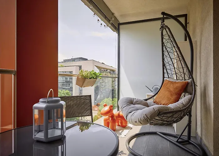 Zene Apartment Vinyl Record Player & Projector