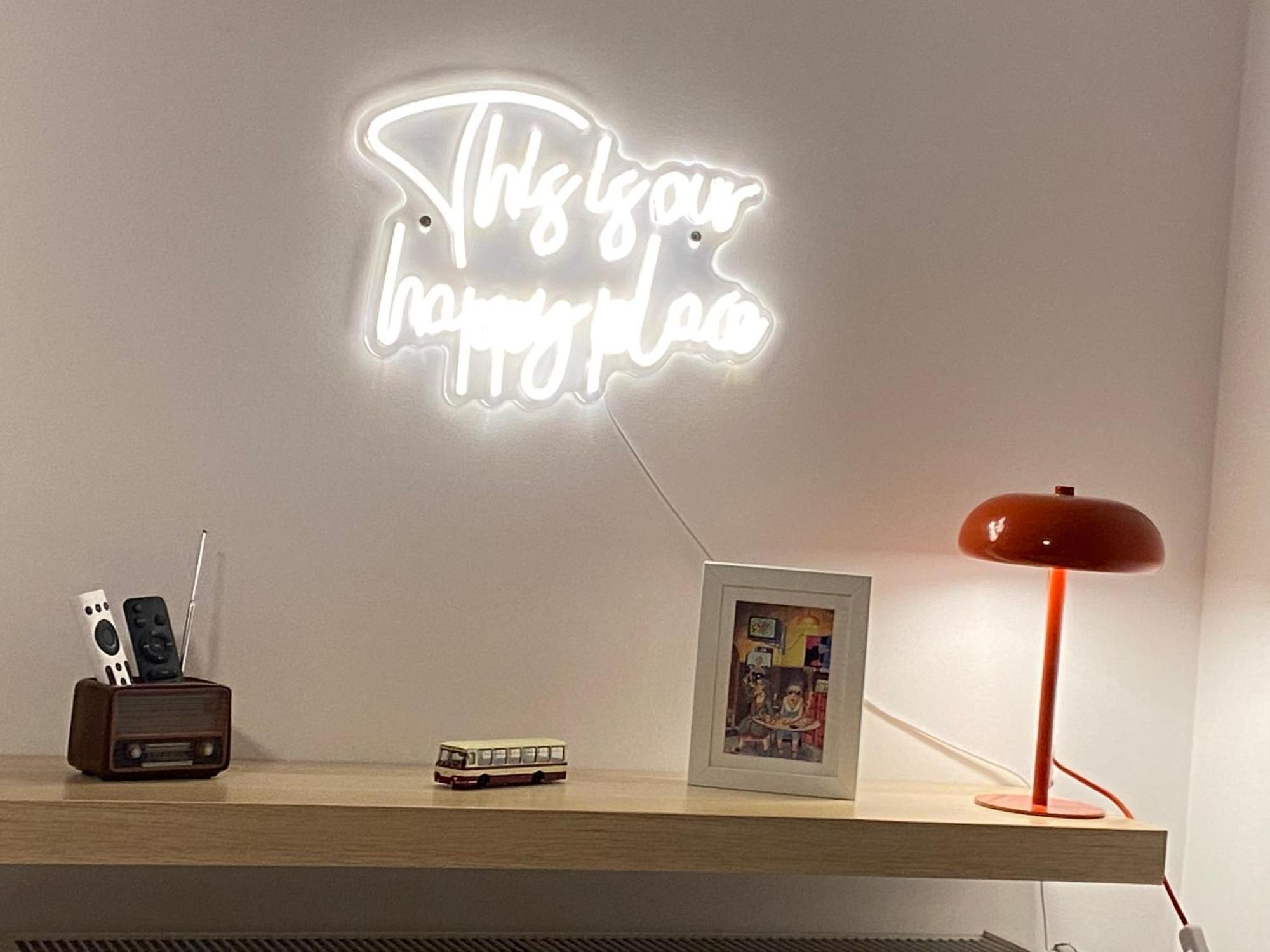 Apartment Zene Vinyl Record Player & Projector *