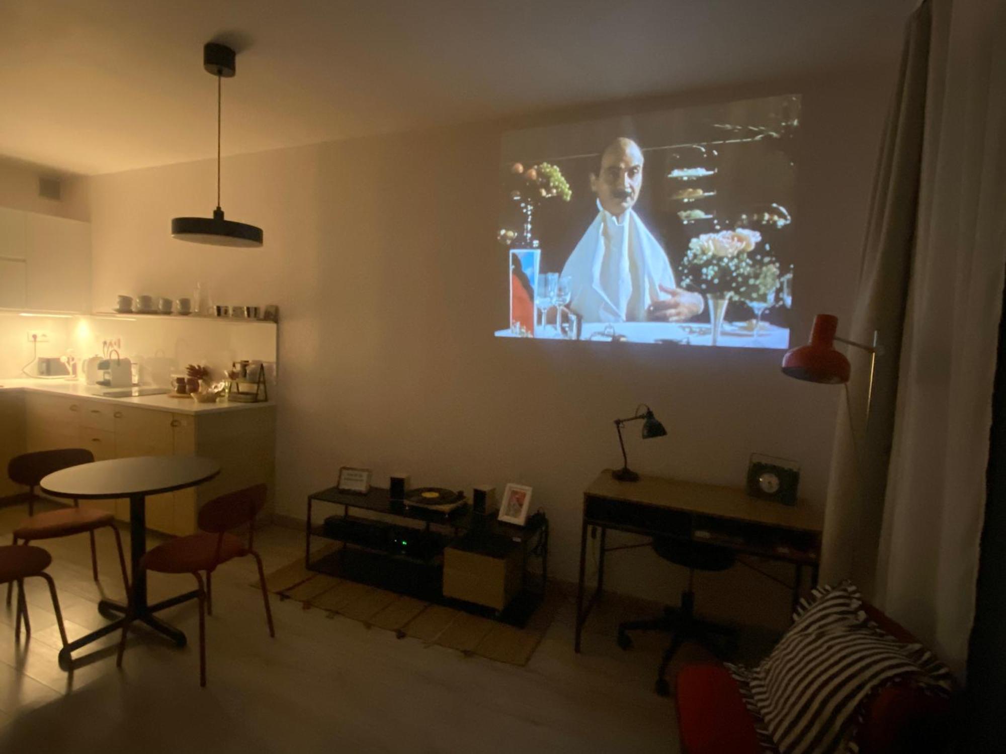 Apartment Zene Vinyl Record Player & Projector