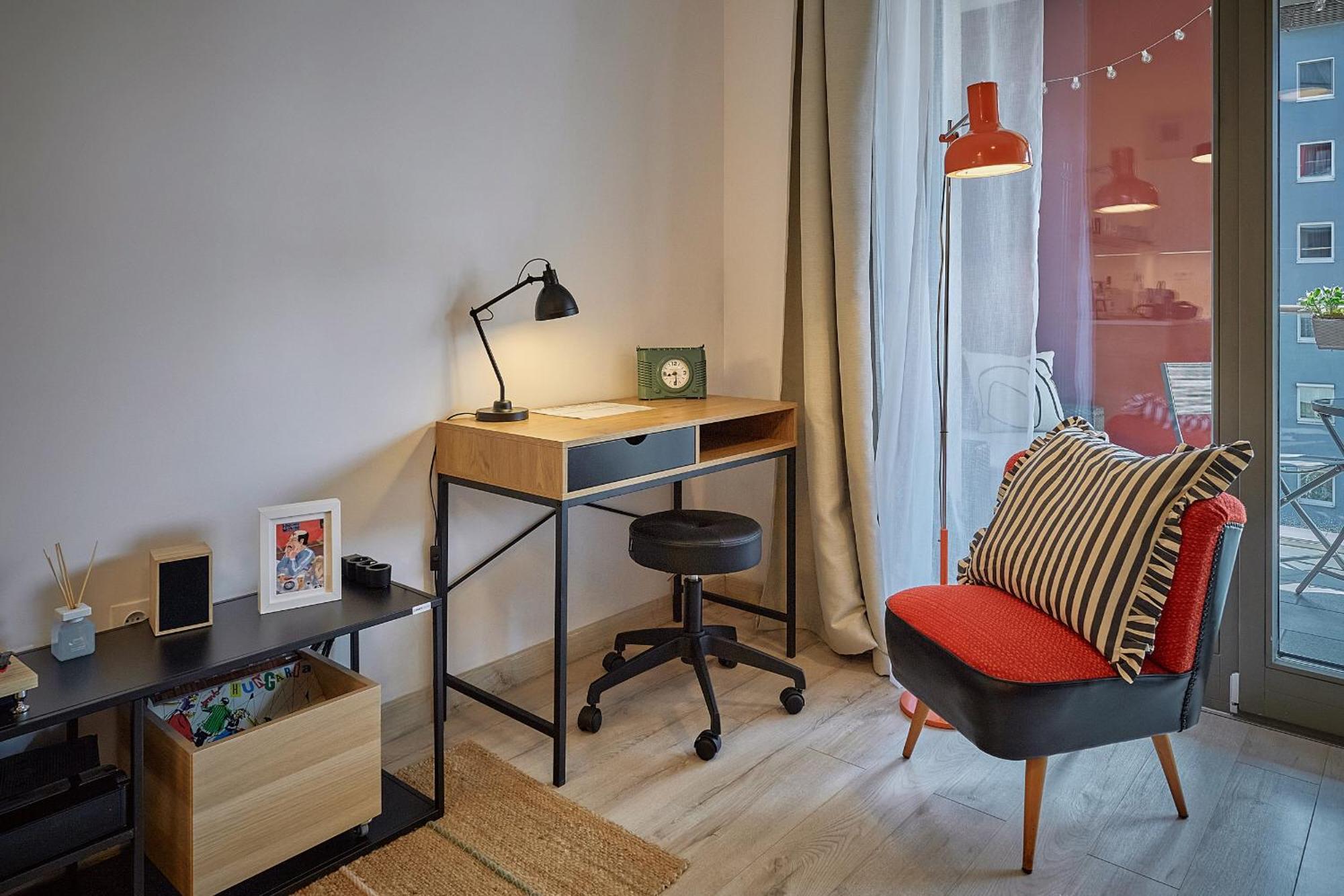 Apartment Zene Vinyl Record Player & Projector *