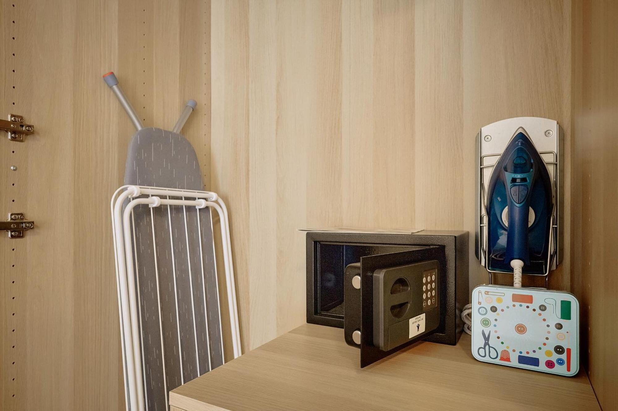 Zene Vinyl Record Player & Projector Apartment