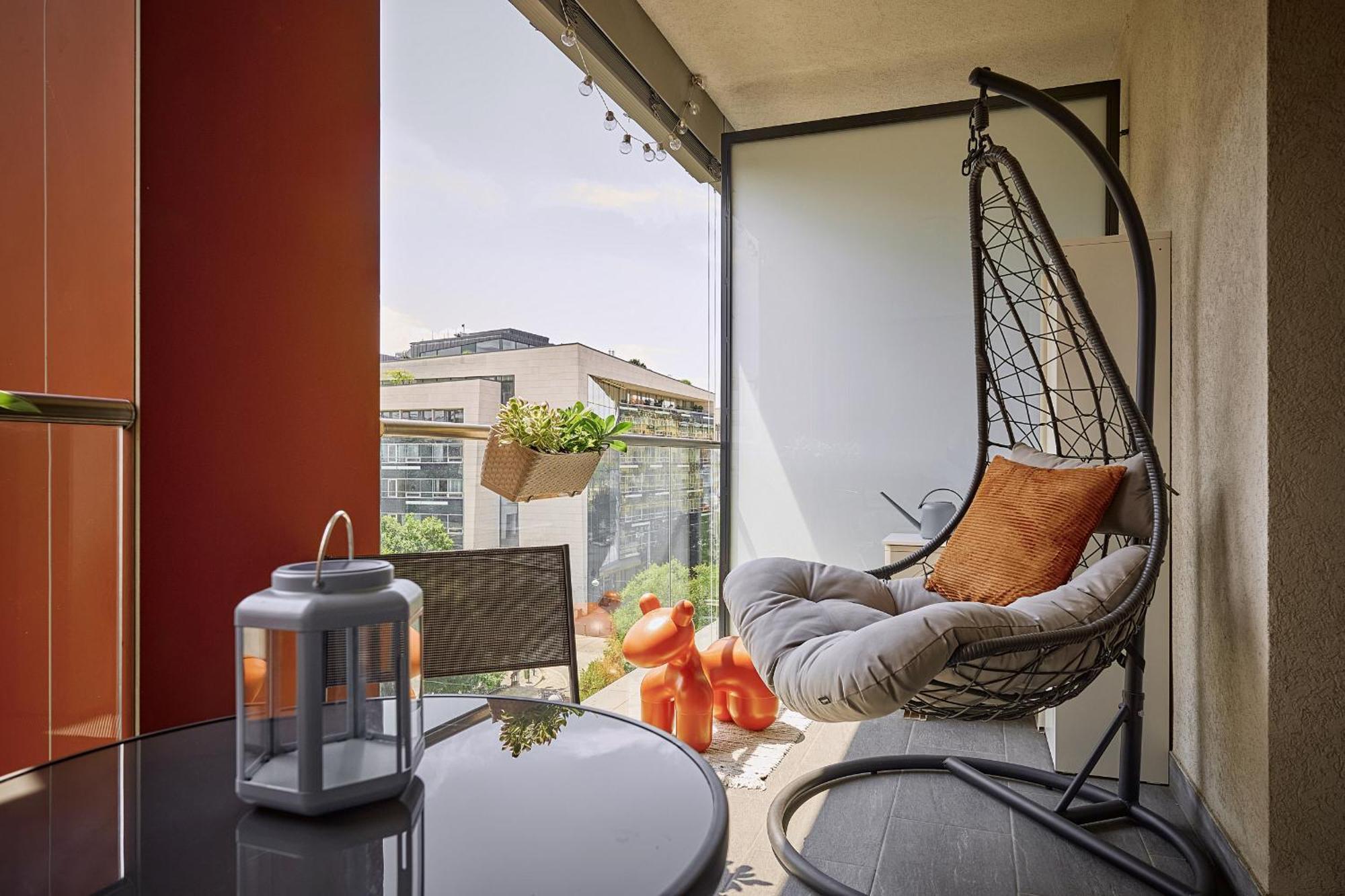 Zene Vinyl Record Player & Projector Apartment *