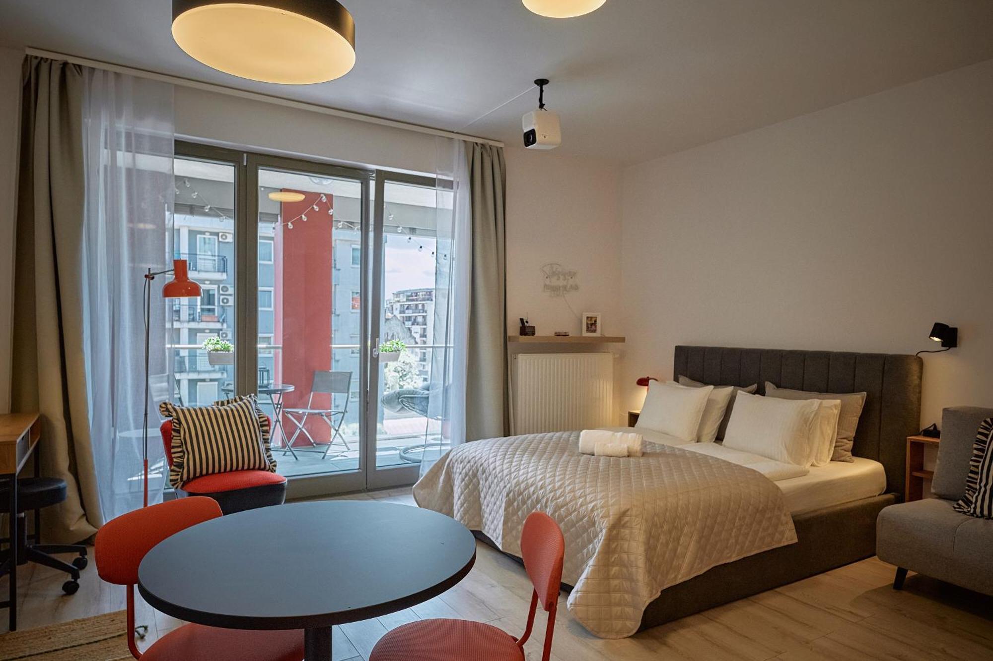 Apartment Zene Vinyl Record Player & Projector Budapest