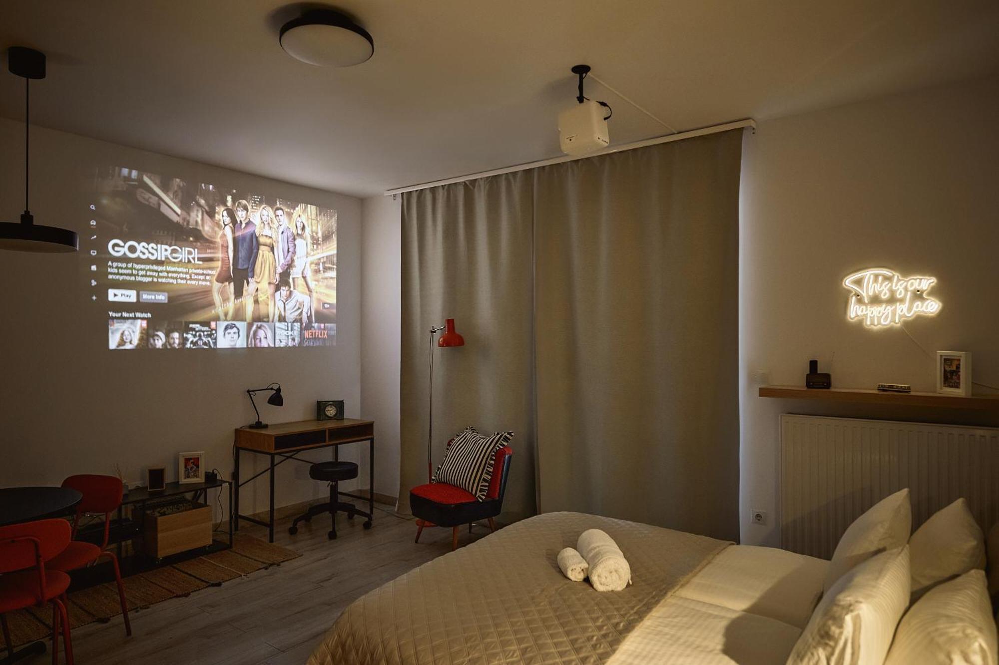 Apartment Zene Vinyl Record Player & Projector *