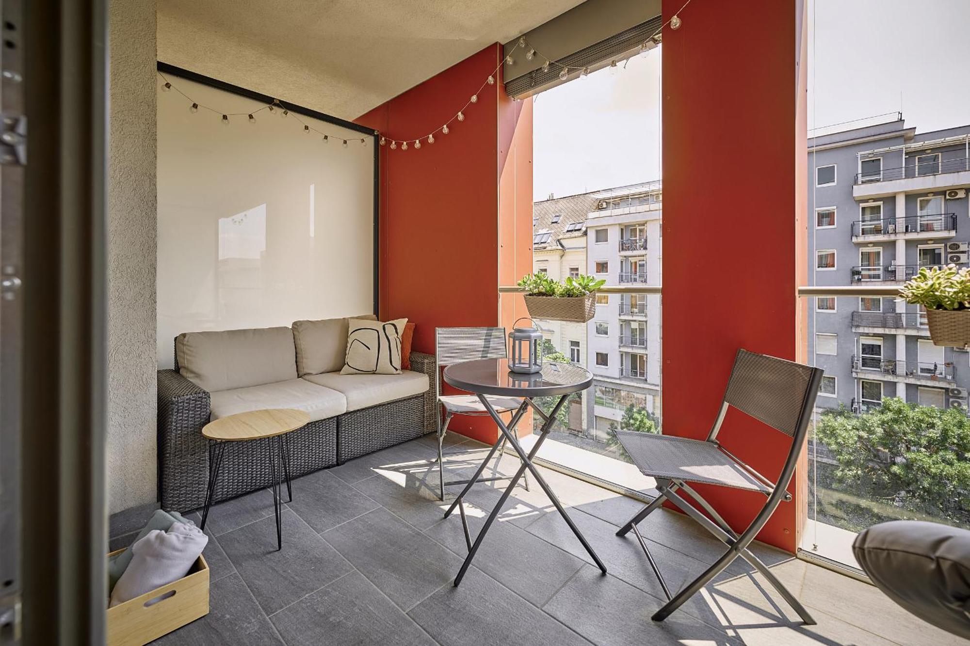 Apartamento Zene Vinyl Record Player & Projector *
